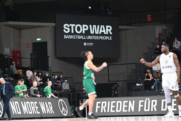 Basketball I Herren I Saison 2021-2022 I EuroCup I 15. Spieltag I Hamburg Towers - Slask Wroclaw I 16.03.2022 STOP WAR Basketball Unites People, Stoppt den Krieg! Symbol, Basketball Hamburg-Wilhelmsburg edel-optics.de Arena Hamburg Deutschland Copyright: xLobeca FelixxSchlikisx