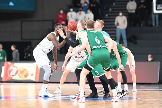 Basketball I Herren I Saison 2021-2022 I EuroCup I 15. Spieltag I Hamburg Towers - Slask Wroclaw I 16.03.2022 Anpfiff: hier: Eddy Edigin (17, Hamburg Towers) und Aleksander Dziewa (11, Slask Wroclaw) Hamburg-Wilhelmsburg edel-optics.de Arena Hamburg Deutschland Copyright: xLobeca FelixxSchlikisx