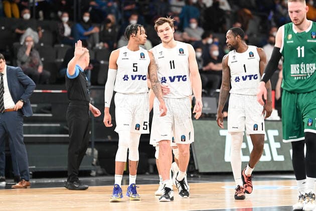 Basketball I Herren I Saison 2021-2022 I EuroCup I 15. Spieltag I Hamburg Towers - Slask Wroclaw I 16.03.2022 Caleb Homesley (5, Hamburg Towers) mit Maik Kotsar (11, Hamburg Towers) Hamburg-Wilhelmsburg edel-optics.de Arena Hamburg Deutschland Copyright: xLobeca FelixxSchlikisx