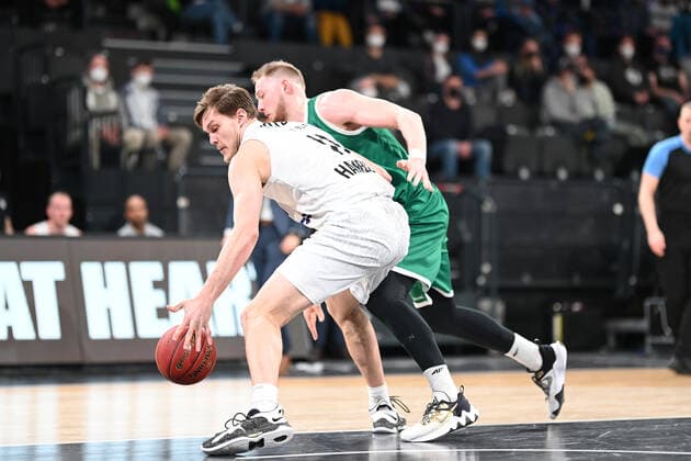 Basketball I Herren I Saison 2021-2022 I EuroCup I 15. Spieltag I Hamburg Towers - Slask Wroclaw I 16.03.2022 Maik Kotsar (11, Hamburg Towers) gegen Aleksander Dziewa (11, Slask Wroclaw) Hamburg-Wilhelmsburg edel-optics.de Arena Hamburg Deutschland Copyright: xLobeca FelixxSchlikisx