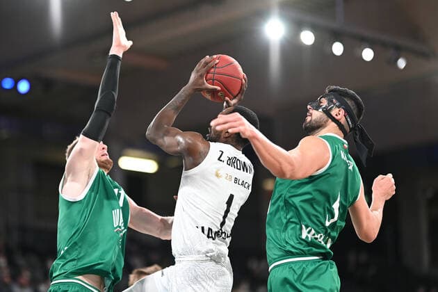 Basketball I Herren I Saison 2021-2022 I EuroCup I 15. Spieltag I Hamburg Towers - Slask Wroclaw I 16.03.2022 Aleksander Dziewa (11, Slask Wroclaw) Zach Brown (1, Hamburg Towers) und Kerem Kanter (5, Slask Wroclaw) im Duell Hamburg-Wilhelmsburg edel-optics.de Arena Hamburg Deutschland Copyright: xLobeca FelixxSchlikisx