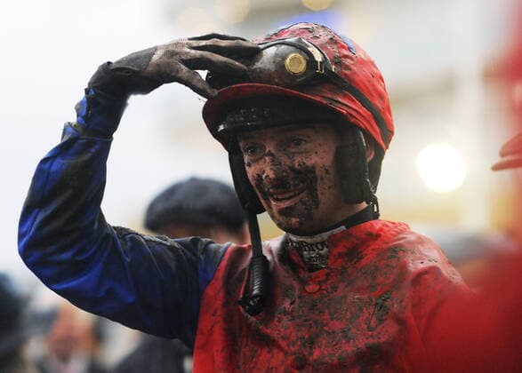Bilder des Jahres 2022, Sport 03 März Sport Themen der Woche KW11 Sport Bilder des Tages National Hunt Horse Racing - Cheltenham Festival - Day Two - Wednesday 16th March 2022 Seventh race 5.30 The Weatherbys Champion Bumper National Hunt race A muddy, P Mullins on Facile Vega celebrates his win 