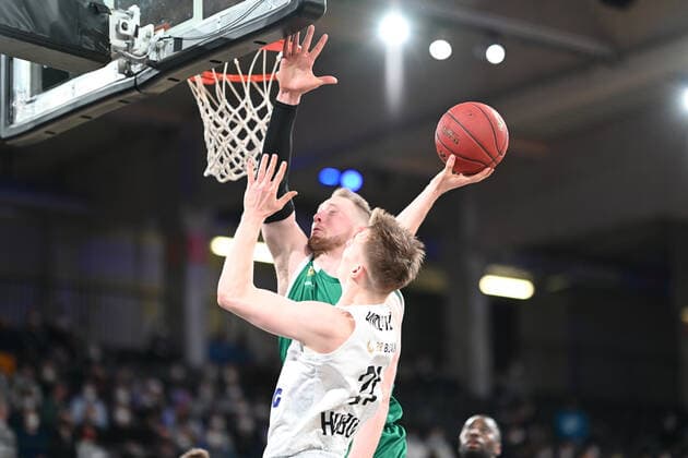 Basketball I Herren I Saison 2021-2022 I EuroCup I 15. Spieltag I Hamburg Towers - Slask Wroclaw I 16.03.2022 Wurf von Justus Hollatz (21, Hamburg Towers) dahinter Aleksander Dziewa (11, Slask Wroclaw) Hamburg-Wilhelmsburg edel-optics.de Arena Hamburg Deutschland Copyright: xLobeca FelixxSchlikisx