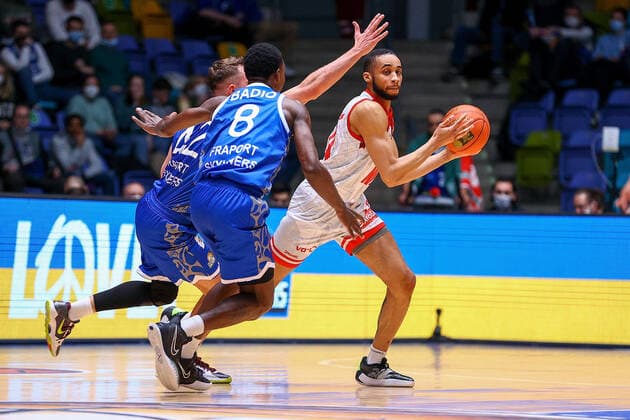 Frankfurt 16.03.2022 xjfx Basketball BBL Bundesliga, Fraport Frankfurt Skyliners - s.Oliver Würzburg emspor, emonline v.l., Marcel Pnitka (Fraport Skyliners Frankfurt), Branco Badio (Fraport Skyliners Frankfurt), Cameron Hunt (s.Oliver Würzburg ) Copyright: JoaquimxFerreira