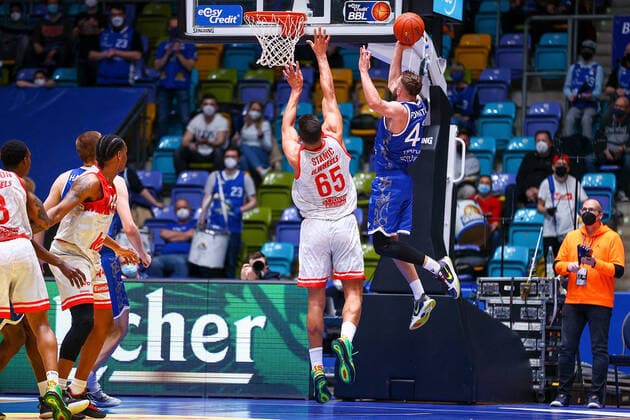 Frankfurt 16.03.2022 xjfx Basketball BBL Bundesliga, Fraport Frankfurt Skyliners - s.Oliver Würzburg emspor, emonline v.l., Filip Stanic (s.Oliver Würzburg ), Marcel Pnitka (Fraport Skyliners Frankfurt) Copyright: JoaquimxFerreira