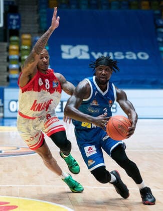 16.03.2022, xsltx, Basketball BBL Bundesliga, Frankfurt Skyliners - s.Oliver Wuerzburg emspor, v.l. Charles Callison - Point Guard (s.Oliver Würzburg), Will Cherry - Point Guard (Fraport Skyliners) (DFL DFB REGULATIONS PROHIBIT ANY USE OF PHOTOGRAPHS as IMAGE SEQUENCES and or QUASI-VIDEO) Frankfurt am Main