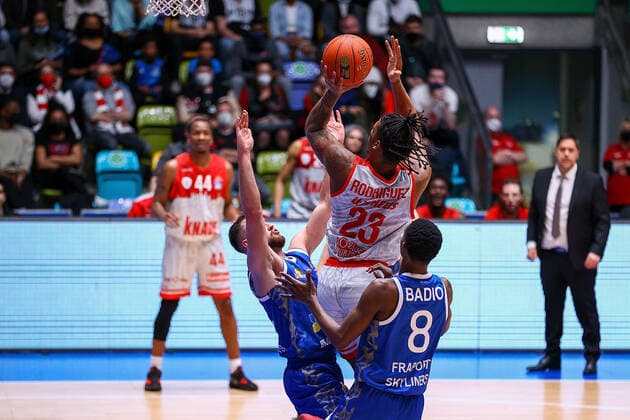 Frankfurt 16.03.2022 xjfx Basketball BBL Bundesliga, Fraport Frankfurt Skyliners - s.Oliver Würzburg emspor, emonline v.l., Marcel Pnitka (Fraport Skyliners Frankfurt), Desi Rodriguez (s.Oliver Würzburg ), Brancou Badio (Fraport Skyliners Frankfurt) Copyright: JoaquimxFerreira
