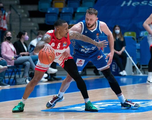 16.03.2022, xsltx, Basketball BBL Bundesliga, Frankfurt Skyliners - s.Oliver Wuerzburg emspor, v.l. Charles Callison - Point Guard (s.Oliver Würzburg), Marcel Ponitka - Guard (Fraport Skyliners) (DFL DFB REGULATIONS PROHIBIT ANY USE OF PHOTOGRAPHS as IMAGE SEQUENCES and or QUASI-VIDEO) Frankfurt am Main