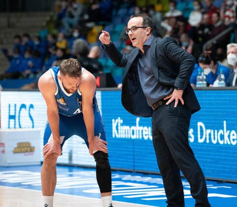 16.03.2022, xsltx, Basketball BBL Bundesliga, Frankfurt Skyliners - s.Oliver Wuerzburg emspor, v.l. Marcel Ponitka - Guard (Fraport Skyliners), Diego Ocampo (Head Coach Fraport Skyliners) (DFL DFB REGULATIONS PROHIBIT ANY USE OF PHOTOGRAPHS as IMAGE SEQUENCES and or QUASI-VIDEO) Frankfurt am Main