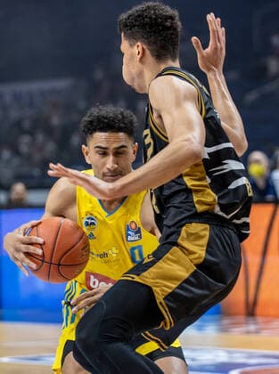 16.03.2022, Berlin, Basketball, 1. Bundesliga, easyCredit BBL, Hauptrunde, 23.Spieltag, Mercedes Benz Arena: ALBA Berlin - Basketball Loewen Braunschweig. ALBAs Maodo Lo (l) kaempft gegen Brandon Tischler von Loewen Braunschweig um den Ball. ALBA Berlin - Basketball Loewen Braunschweig