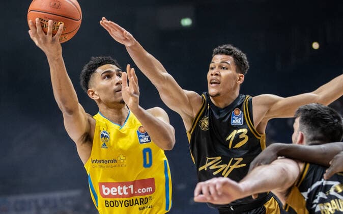16.03.2022, Berlin, Basketball, 1. Bundesliga, easyCredit BBL, Hauptrunde, 23.Spieltag, Mercedes Benz Arena: ALBA Berlin - Basketball Loewen Braunschweig. ALBAs Maodo Lo (l) kaempft gegen Brandon Tischler von Loewen Braunschweig um den Ball. ALBA Berlin - Basketball Loewen Braunschweig