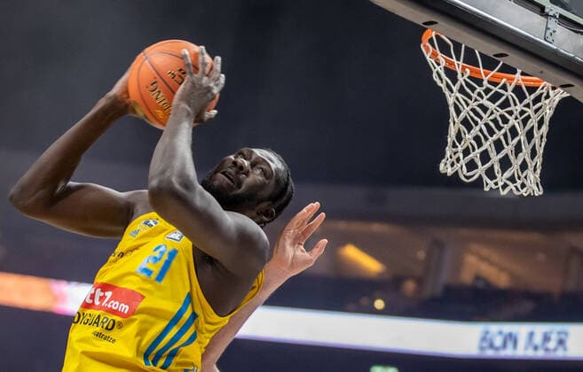 16.03.2022, Berlin, Basketball, 1. Bundesliga, easyCredit BBL, Hauptrunde, 23.Spieltag, Mercedes Benz Arena: ALBA Berlin - Basketball Loewen Braunschweig. ALBAs Christ Koumadje springt mit dem Ball zum Korb. ALBA Berlin - Basketball Loewen Braunschweig