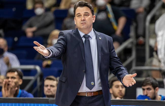 16.03.2022, Berlin, Basketball, 1. Bundesliga, easyCredit BBL, Hauptrunde, 23.Spieltag, Mercedes Benz Arena: ALBA Berlin - Basketball Loewen Braunschweig. ALBAs Headcoach Israel Gonzalez steht gestikulierend am Rand des Courts. ALBA Berlin - Basketball Loewen Braunschweig