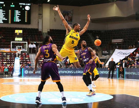 16.03.2022, Deutschland, Ludwigsburg, Basketball Champions League, MHP Riesen Ludwigsburg vs. Hapoel U-net Holon, v.l. Adam Smith (Hapoel), Justin Simon (MHP), Chris Johnson (Hapoel)