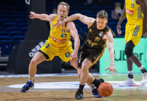16.03.2022, Berlin, Basketball, 1. Bundesliga, easyCredit BBL, Hauptrunde, 23.Spieltag, Mercedes Benz Arena: ALBA Berlin - Basketball Loewen Braunschweig. ALBAs Luke Sikma (l) kaempft gegen Ondrej Sehnal von Loewen Braunschweig um den Ball. ALBA Berlin - Basketball Loewen Braunschweig