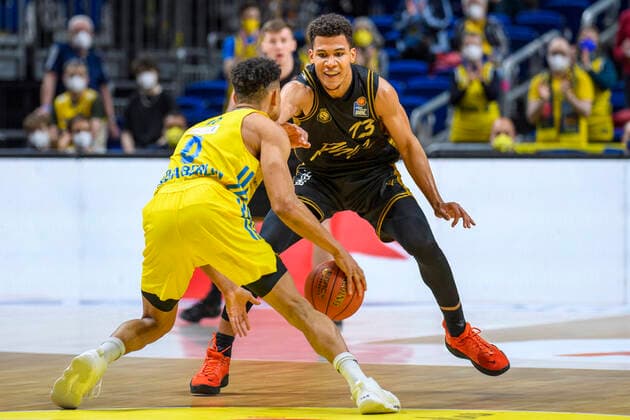 v.l. Maodo Lo (Alba Berlin, 0), Brandon Tischler (Basketball Loewen Braunschweig, 13), Zweikampf, Action, Kampf, GER, Alba Berlin vs Basketball Loewen Braunschweig, BBL, Basketball - Bundesliga - Maenner, 23. Spieltag, Saison 2021 2022, 16.03.2022, GER, Alba Berlin vs Basketball Loewen Braunschweig, BBL, Basketball - Bundesliga - Maenner, 23. Spieltag, Saison 2021 2022, 16.03.2022, Berlin Copyright: xEibner-Pressefoto UwexKochx EP_UKH