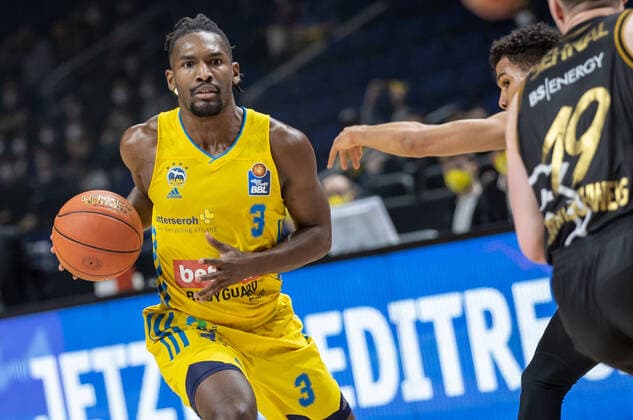 16.03.2022, Berlin, Basketball, 1. Bundesliga, easyCredit BBL, Hauptrunde, 23.Spieltag, Mercedes Benz Arena: ALBA Berlin - Basketball Loewen Braunschweig. ALBAs Jaleen Smith spielt den Ball. ALBA Berlin - Basketball Loewen Braunschweig