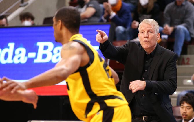 16.03.2022, Deutschland, Ludwigsburg, Basketball Champions League, MHP Riesen Ludwigsburg vs. Hapoel U-net Holon, MhP Trainer John Patrick