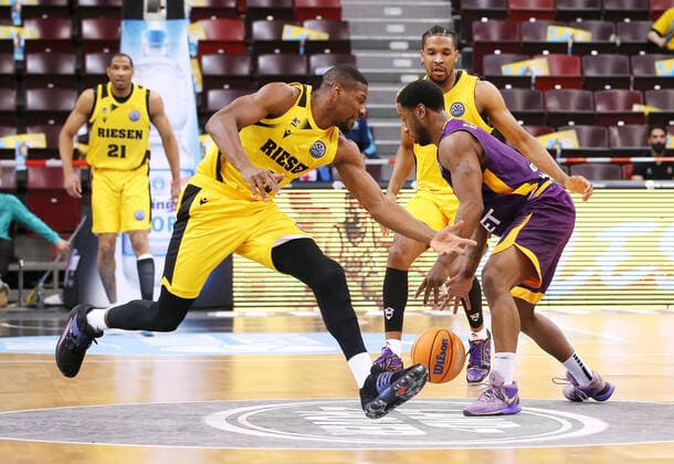 16.03.2022, Deutschland, Ludwigsburg, Basketball Champions League, MHP Riesen Ludwigsburg vs. Hapoel U-net Holon, v.l. Yorman Polas Bartolo (MHP), Joe Ragland (Hapoel)