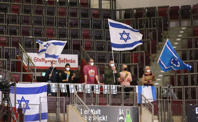 16.03.2022, Deutschland, Ludwigsburg, Basketball Champions League, MHP Riesen Ludwigsburg vs. Hapoel U-net Holon, Israelische Fans, Zuschauer