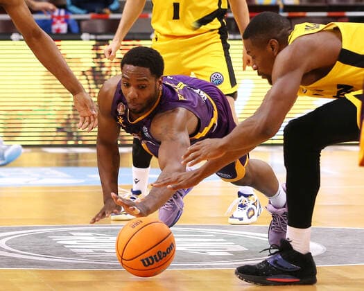 16.03.2022, Deutschland, Ludwigsburg, Basketball Champions League, MHP Riesen Ludwigsburg vs. Hapoel U-net Holon, v.l. Joe Ragland (Hapoel), Yorman Polas Bartolo (MHP)
