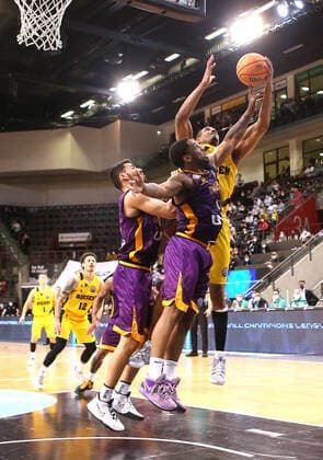 16.03.2022, Deutschland, Ludwigsburg, Basketball Champions League, MHP Riesen Ludwigsburg vs. Hapoel U-net Holon, v.l. ?, Joe Ragland (Hapoel), Yorman Polas Bartolo (MHP)