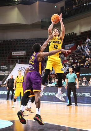 16.03.2022, Deutschland, Ludwigsburg, Basketball Champions League, MHP Riesen Ludwigsburg vs. Hapoel U-net Holon, v.l. Tyrus McGee (Hapoel), Jonah Radebaugh (MHP)