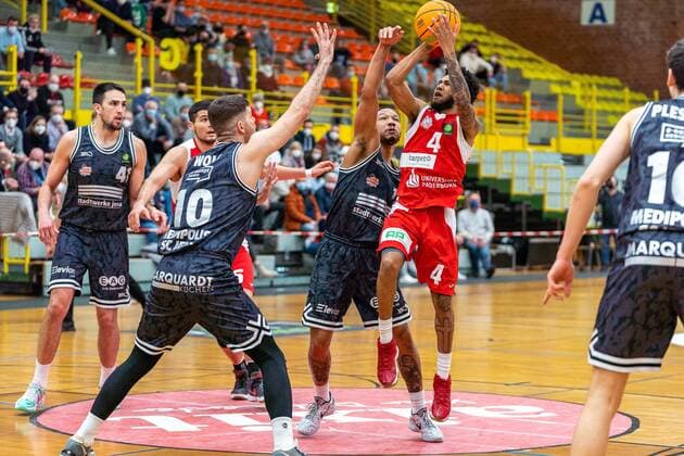 Jordan Livingston Barnes (Uni Baskets Paderborn, 4) Julius Wolf (Medipolis SC Jena, 10) Rayshawn Simmons (Medipolis SC Jena, 11) GER, Uni Baskets Paderborn vs. Medipolis SC Jena, Basketball, 2. Bundesliga ProA, Spielzeit 2021 2022, 23. Spieltag, 16.03.2022 Uni Baskets Paderborn vs. Medipolis SC Jena, Basketball, 2. Bundesliga ProA, Spielzeit 2021 2022, 23. Spieltag, 16.03.2022 Paderborn Copyright: xEibner-Pressefoto BahhoxKarax EP_BKA