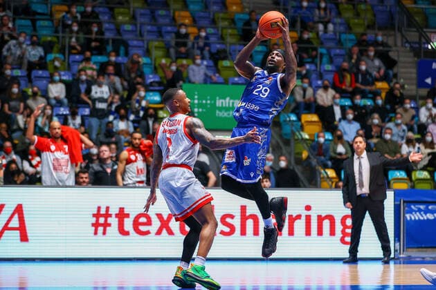 Frankfurt 16.03.2022 xjfx Basketball BBL Bundesliga, Fraport Frankfurt Skyliners - s.Oliver Würzburg emspor, emonline v.l., Charles Callison (s.Oliver Würzburg ), Will Cherry (Fraport Skyliners Frankfurt) Copyright: JoaquimxFerreira