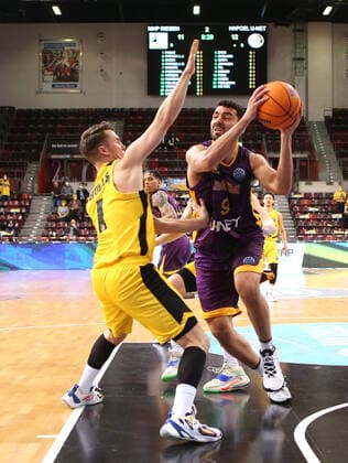 16.03.2022, Deutschland, Ludwigsburg, Basketball Champions League, MHP Riesen Ludwigsburg vs. Hapoel U-net Holon, v.l. Jordan Hulls (MHP), Rafael Menco (Hapoel)