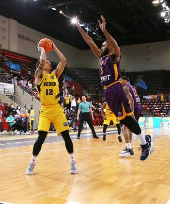 16.03.2022, Deutschland, Ludwigsburg, Basketball Champions League, MHP Riesen Ludwigsburg vs. Hapoel U-net Holon, v.l. Jonah Radebaugh (MHP), Justin Simon (MHP), Adam Smith (Hapoel)