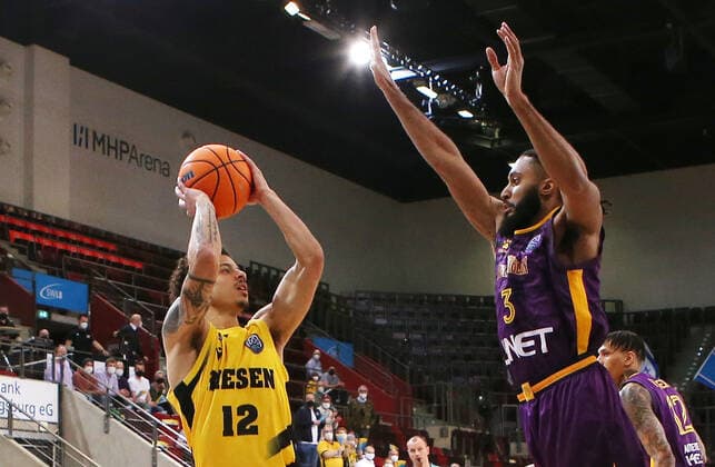 16.03.2022, Deutschland, Ludwigsburg, Basketball Champions League, MHP Riesen Ludwigsburg vs. Hapoel U-net Holon, v.l. Jonah Radebaugh (MHP), Justin Simon (MHP), Adam Smith (Hapoel)