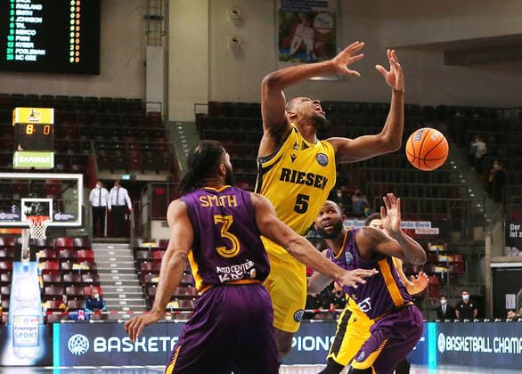 16.03.2022, Deutschland, Ludwigsburg, Basketball Champions League, MHP Riesen Ludwigsburg vs. Hapoel U-net Holon, v.l. Adam Smith (Hapoel), Justin Simon (MHP), Chris Johnson (Hapoel)