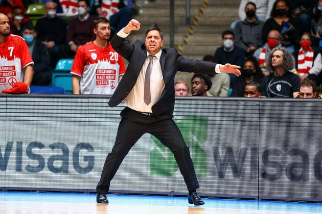 Frankfurt 16.03.2022 xjfx Basketball BBL Bundesliga, Fraport Frankfurt Skyliners - s.Oliver Würzburg emspor, emonline v.l., Trainer Sasa FILIPOVSKI (Head-Coach s.Oliver Würzburg ) gibt Anweisungen, gestikuliert, mit den Armen gestikulieren gives instructions, gesticulate. Copyright: JoaquimxFerreira