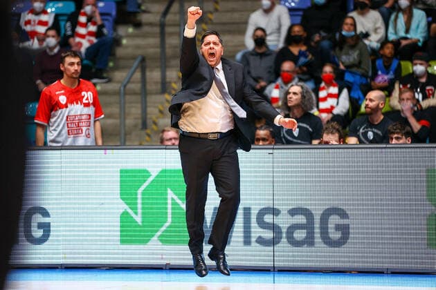 Frankfurt 16.03.2022 xjfx Basketball BBL Bundesliga, Fraport Frankfurt Skyliners - s.Oliver Würzburg emspor, emonline v.l., Trainer Sasa FILIPOVSKI (Head-Coach s.Oliver Würzburg ) jubeln jubelt nach Spielende. Copyright: JoaquimxFerreira