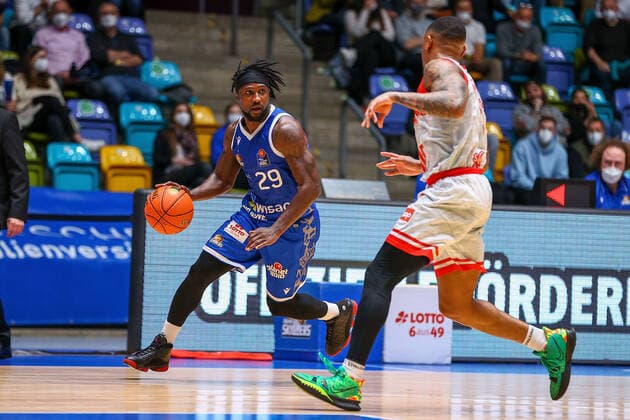 Frankfurt 16.03.2022 xjfx Basketball BBL Bundesliga, Fraport Frankfurt Skyliners - s.Oliver Würzburg emspor, emonline v.l., Will Cherry (Fraport Skyliners Frankfurt), Charles Callison (s.Oliver Würzburg ) Copyright: JoaquimxFerreira