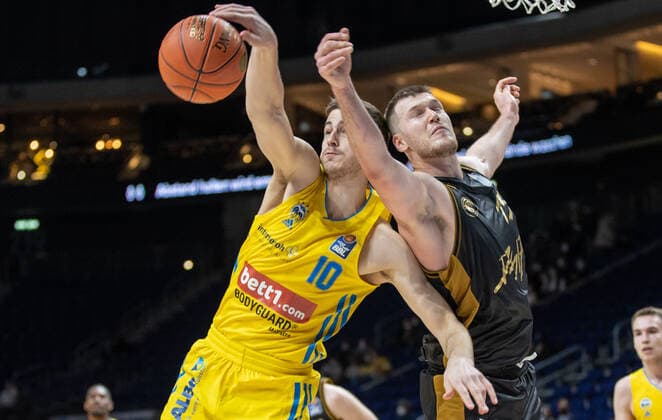 16.03.2022, Berlin, Basketball, 1. Bundesliga, easyCredit BBL, Hauptrunde, 23.Spieltag, Mercedes Benz Arena: ALBA Berlin - Basketball Loewen Braunschweig. ALBAs Tim Schneider (l) kaempft gegen Martin Peterka von Loewen Braunschweig um den Ball. ALBA Berlin - Basketball Loewen Braunschweig