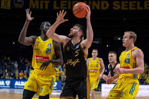 Basketball Berlin 16.03.2022 Saison 2021 2022 1. Bundesliga easyCredit BBL Alba Berlin - Basketball Löwen Braunschweig Owen Klassen (Braunschweig, No.05) Christ Koumadje (Alba Berlin, No.21) Luke Sikma (Alba Berlin, No.43)