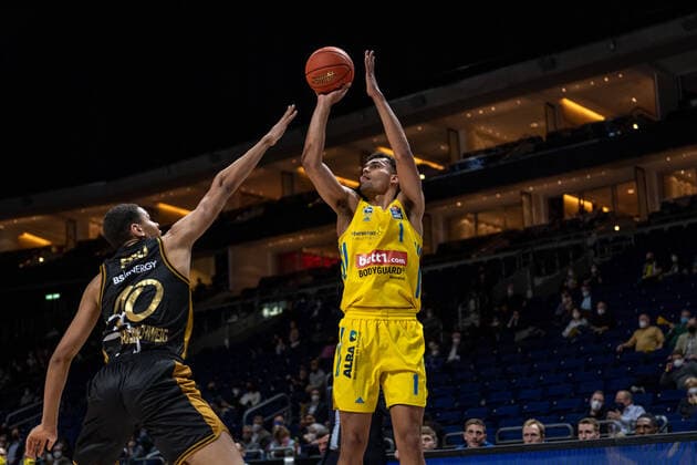 Basketball Berlin 16.03.2022 Saison 2021 2022 1. Bundesliga easyCredit BBL Alba Berlin - Basketball Löwen Braunschweig Oscar Da Silva (Alba Berlin, No.01) Sananda Fru (Braunschweig, No.10)