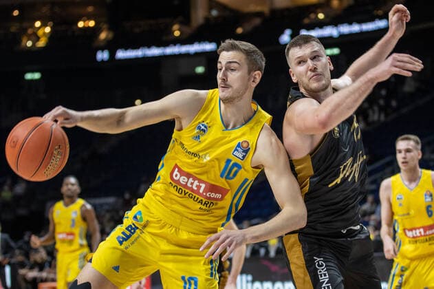 16.03.2022, Berlin, Basketball, 1. Bundesliga, easyCredit BBL, Hauptrunde, 23.Spieltag, Mercedes Benz Arena: ALBA Berlin - Basketball Loewen Braunschweig. ALBAs Tim Schneider (l) kaempft gegen Martin Peterka von Loewen Braunschweig um den Ball. ALBA Berlin - Basketball Loewen Braunschweig