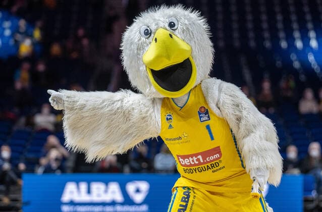 16.03.2022, Berlin, Basketball, 1. Bundesliga, easyCredit BBL, Hauptrunde, 23.Spieltag, Mercedes Benz Arena: ALBA Berlin - Basketball Loewen Braunschweig. Albas Maskottchen Albatros zeigt in eine Richtung. ALBA Berlin - Basketball Loewen Braunschweig