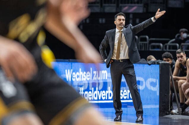 16.03.2022, Berlin, Basketball, 1. Bundesliga, easyCredit BBL, Hauptrunde, 23.Spieltag, Mercedes Benz Arena: ALBA Berlin - Basketball Loewen Braunschweig. Headcoach Jesus Ramirez von Loewen Braunschweig steht gestikulierend am Rand des Courts. ALBA Berlin - Basketball Loewen Braunschweig