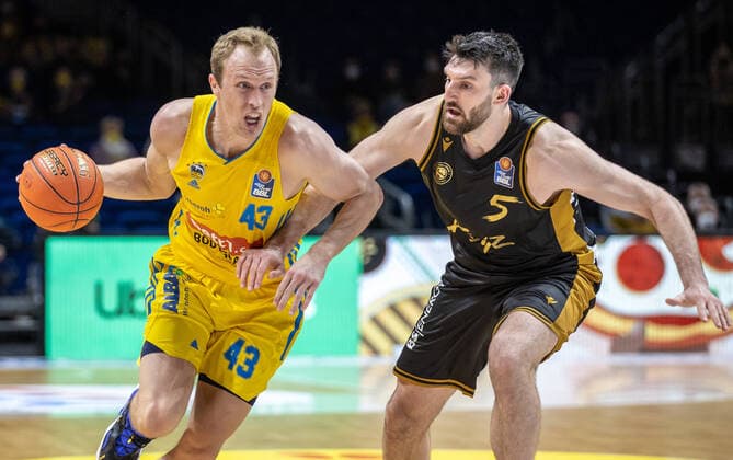 16.03.2022, Berlin, Basketball, 1. Bundesliga, easyCredit BBL, Hauptrunde, 23.Spieltag, Mercedes Benz Arena: ALBA Berlin - Basketball Loewen Braunschweig. ALBAs Luke Sikma (l) kaempft gegen Owen Klassen von Loewen Braunschweig um den Ball. ALBA Berlin - Basketball Loewen Braunschweig