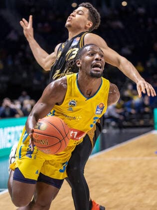 16.03.2022, Berlin, Basketball, 1. Bundesliga, easyCredit BBL, Hauptrunde, 23.Spieltag, Mercedes Benz Arena: ALBA Berlin - Basketball Loewen Braunschweig. ALBAs Jaleen Smith (l) kaempft gegen Brandon Tischler von Loewen Braunschweig um den Ball. ALBA Berlin - Basketball Loewen Braunschweig