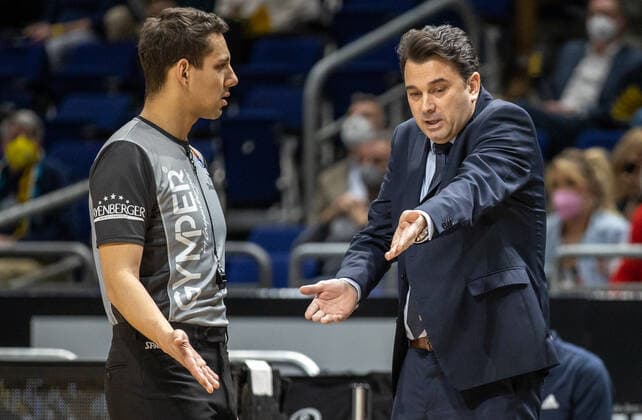 16.03.2022, Berlin, Basketball, 1. Bundesliga, easyCredit BBL, Hauptrunde, 23.Spieltag, Mercedes Benz Arena: ALBA Berlin - Basketball Loewen Braunschweig. ALBAs Headcoach Israel Gonzalez (r) spricht gestikulierend mit dem Schiedsrichter. ALBA Berlin - Basketball Loewen Braunschweig