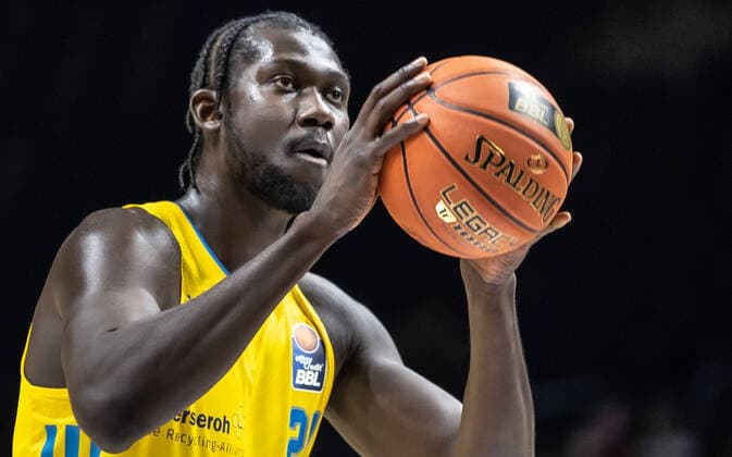 16.03.2022, Berlin, Basketball, 1. Bundesliga, easyCredit BBL, Hauptrunde, 23.Spieltag, Mercedes Benz Arena: ALBA Berlin - Basketball Loewen Braunschweig. ALBAs Christ Koumadje haelt den Ball bereit zum Freiwurf. ALBA Berlin - Basketball Loewen Braunschweig