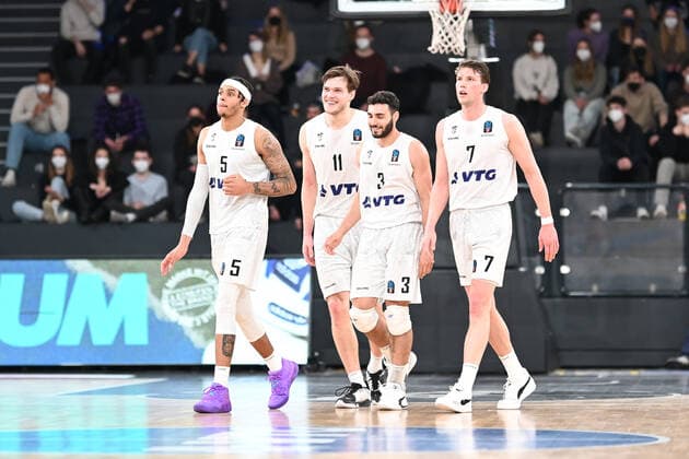 Sport Bilder des Tages Basketball I Herren I Saison 2021-2022 I EuroCup I 15. Spieltag I Hamburg Towers - Slask Wroclaw I 16.03.2022 Die Hamburg Towers gehen zusammen zufrieden vom Feld. Hamburg-Wilhelmsburg edel-optics.de Arena Hamburg Deutschland Copyright: xLobeca FelixxSchlikisx