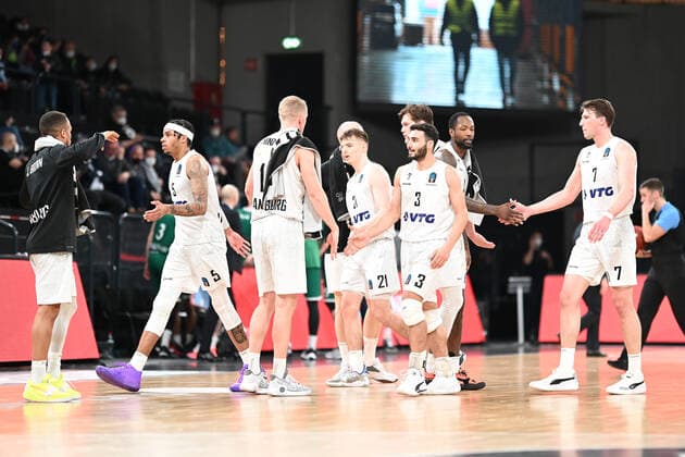 Basketball I Herren I Saison 2021-2022 I EuroCup I 15. Spieltag I Hamburg Towers - Slask Wroclaw I 16.03.2022 Die Hamburg Towers gehen zusammen zufrieden vom Feld. Hamburg-Wilhelmsburg edel-optics.de Arena Hamburg Deutschland Copyright: xLobeca FelixxSchlikisx