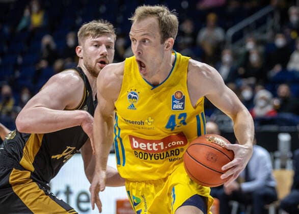 16.03.2022, Berlin, Basketball, 1. Bundesliga, easyCredit BBL, Hauptrunde, 23.Spieltag, Mercedes Benz Arena: ALBA Berlin - Basketball Loewen Braunschweig. ALBAs Luke Sikma setzt sich durch. ALBA Berlin - Basketball Loewen Braunschweig