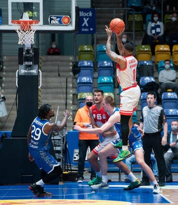 16.03.2022, xsltx, Basketball BBL Bundesliga, Frankfurt Skyliners - s.Oliver Wuerzburg emspor, v.re. Charles Callison - Point Guard (s.Oliver Würzburg) (DFL DFB REGULATIONS PROHIBIT ANY USE OF PHOTOGRAPHS as IMAGE SEQUENCES and or QUASI-VIDEO) Frankfurt am Main